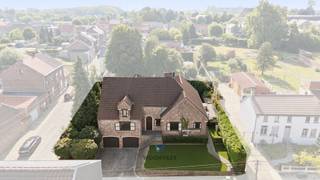 Située sur un terrain de 840 m², cette villa séduira ceux qui recherchent à la fois confort, authenticité et potentiel. Entièrement sous-solée,...