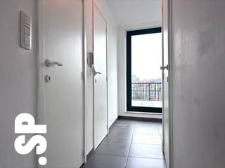 Het appartement heeft de volgende indeling: Men komt binnen in de inkomhal vanwaar men ook naar het aparte toilet, de wasplaats (tegels, aansluiting wasmachine) en de ingerichte douchekamer (tegels, lavabomeubel, douche) kan. Voorts is er een living met open ingerichte keuken voorzien (tegels, kasten, koelkast, combi-oven, dampkap, inductievuur, spoelbak). De woonkamer heeft een ingebouwde vestiairekast en is voorzien van een zetel en een ronde eettafel met 4 stoelen. <br /><br />Vanuit de woonkamer vertrekt er een trap naar de mezzanine waar zich een slaapkamer bevindt (tegels, 8m²) die voorzien is van ingemaakte kasten. Op de mezzanine is nog een 2de afsluitbare ruimte voorzien die gebruikt kan worden als dressing of bureel. <br /><br />Achteraan het appartement is een ruim terras aanwezig (tegels; 19m²). <br /><br />- EPC: 171 kWh/m² (B)<br />- CV = Aircosysteem (warmen/koelen)<br />- Geen huisdieren toegelaten! <br />- Geschikt voor bewoning van maximum 2 personen! <br /><br />Voor bijkomende inlichtingen of een bezoek ter plaatse kan u steeds vrijblijvend contact opnemen met Immo S|P op het nummer 014/59.10.20. of via info@immosp.be.