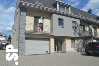Appartement op de eerste verdieping bestaande uit inkomhal, apart toilet, living (4,40 x 6,60m), open ingerichte keuken (spoelbak, dampkap, kookvuur, koelkast, oven, afwasmachine), ingerichte badkamer (lavabo, douche, ligbad), 2 slaapkamers , groot terras (3,30 x 6,60m), carport, 2 x kelderberging, gemeenschappelijke fietsenstalling en berging. EPC: 127 kWh/m² . Voor bijkomende inlichtingen kan u ons contacteren op het nummer 014/51.95.00.