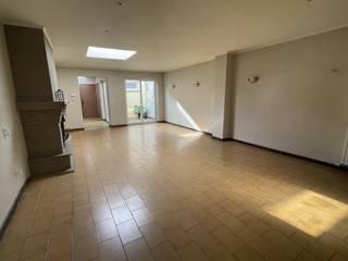 <p><span>Deze zeer ruime woning met wel 5 grote slaapkamers is gelegen in hartje Sint-Truiden, tussen centrum en station in. Het heeft op het gelijkvloers een ruime living met daarachter de keuken, die beiden uitgeven op een zonnige koer. Achter de keuken is er een handige berging en ook de badkamer met bad en douche bevindt zich op het gelijkvloers. Vooraan is ze een grote zithoek die ook dienst kan doen als gelijkvloerse slaapkamer of bureel. Op het eerste verdiep zijn er 2 ruime slaapkamers en een toilet. Op de tweede verdiep zijn er nogmaals 2 ruime slaapkamers. De elektriciteit werd vernieuwd maar dient opnieuw gekeurd te worden. Verwarming op gasketel. Deels onderkelderd. Dakisolatie is aanwezig maar is niet in EPC opgenomen. Herziening is in aanvraag. Mits wat opfrissing is dit pand een echte parel, met ruimte zat!</span></p>