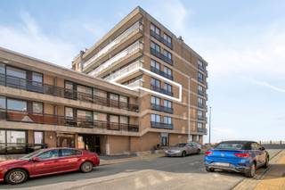 <span><span>Op de rand van Oostende, wijk Raversijde, bevindt zich dit uitstekend onderhouden appartement met 1 slaapkamer. Met ruim zijdelings zeezicht en panoramisch uitzicht op de zeepolders. Op werkelijk 2 minuten lopen van de Noordzee, het strand en de wandelpromenade. In een straat zonder doorgangsverkeer, gratis parkeren, plus vlakbij de duinen en dit alles toch op 2,2 km van het Sea Shopping Center Middelkerke.<br /><br />Dit appartement ligt op de 3° verdieping en is bereikbaar met de lift, en op de begane grond is er nog een gemeenschappelijke parkeerstrook voor fietsen, inpandige fietsberging en afvallokaal. Dit appartement wordt bemeubeld verkocht. Geen zomer zal meer hetzelfde zijn van zodra u hier woont.<br /><br /><u>Enkele troeven:</u></span></span>
<ul>
	<li><span><span>Elektrische installatie conform;</span></span></li>
	<li><span><span>open keuken met vernieuwde toestellen;</span></span></li>
	<li><span><span>badkamer met bad &amp; wc;</span></span></li>
	<li><span><span><strong>zonnig balkon over de ganse breedte van de living &amp; slaapkamer</strong>;</span></span></li>
	<li><span><span>ingebouwde kleerkast met schuifdeuren;</span></span></li>
	<li><span><span>tevens geschikt voor vakantieverblijf, of vakantieverhuur met<strong> gunstig rendement.</strong></span></span></li>
</ul>
<span><span>Interesse in dit appartement aan zee? Meer info of graag een bezichtiging gewenst? Bel Diksimmo op 051 50 11 51 of mail naar diksmuide@diksimmo.be.</span></span>