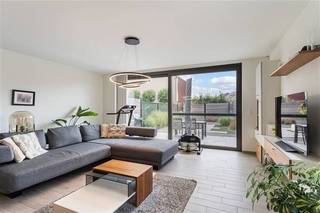 Stijlvolle HOB met garage en tuin te huur!<br /><br />Moderne halfopen woning met 3 slaapkamers te huur in Hasselt!<br /><br />Ligging<br />Recente woning (2019) in de Jef Koningslaan, een rustige en residentiële buurt nabij het centrum, winkels, scholen en invalswegen.<br /><br />Indeling<br />Inkomhal met apart toilet, leefruimte met open keuken en kookeiland, berging/wasplaats, terras, tuin, 3 slaapkamers, badkamer en ondergrondse garage.<br /><br />Beschrijving<br />Deze moderne HOB biedt veel comfort en ruimte. De leefruimte met grote raampartijen geeft uit op het terras en de tuin. De open keuken is uitgerust met inductiekookplaat met geïntegreerde dampkap, oven, combi-oven, koelkast en vaatwasser. Naast de keuken is een praktische berging met aansluiting voor wasmachine. Boven zijn er 3 slaapkamers en een badkamer met inloopdouche, dubbele lavabo en grote spiegel. Ondergronds is er een private garage.<br /><br />Bijzonderheden<br />EPC-label: A<br />Ondergrondse garage inbegrepen<br />Beschikbaar vanaf 1/10/2026<br />Geen gemeenschappelijke kosten.
