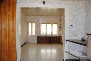 STARTERSWONING OF INTERESSANTE INVESTERING IN HARTJE GERAARDSBERGEN

Bent u op zoek naar een betaalbare woning met potentieel op een centrale ligging? Dan is deze charmante rijwoning in de Kleine Karmelietenstraat zeker een bezoek waard!

De woning bevindt zich op wandelafstand van winkels, scholen, openbaar vervoer en het station van Geraardsbergen. Dankzij deze uitstekende ligging vormt dit pand niet alleen een interessante gezinswoning, maar ook een aantrekkelijke investeringsopportuniteit. Het pand beschikt bovendien over een geldig conformiteitsattest, wat extra mogelijkheden biedt voor verhuur.

Binnenin vindt u een praktische indeling met een lichtrijke leefruimte, een geïnstalleerde keuken, een badkamer en twee slaapkamers. Achteraan geniet u van een gezellige stadskoer met berging, ideaal als buitenruimte of extra opslag. Het pand biedt een solide basis maar vraagt gedeeltelijke modernisering, waardoor u het volledig naar eigen smaak kan inrichten.

Ook op technisch vlak zijn er interessante troeven aanwezig. Zo beschikt de woning over een EPC-label D, wat betekent dat er geen renovatieverplichting van toepassing is. Daarnaast is de elektrische installatie conform gekeurd en beschikt het pand over een asbestveilig attest.

Verder is de woning gelegen in woongebied, met een P-score A en G-score A, en bevindt ze zich niet in overstromingsgevoelig gebied.

Troeven:
Centrale ligging nabij alle voorzieningen
2 slaapkamers
Gezellige stadskoer met berging
EPC-label D (geen renovatieverplichting)
Conforme elektrische installatie
Asbestveilig attest
Geldig conformiteitsattest
Interessant als starterswoning of investering

Bent u op zoek naar een betaalbaar pand met potentieel op een topligging in Geraardsbergen? Contacteer CasaVista Vastgoedkantoor voor een bezoek ter plaatse! 