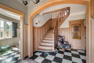 Deze charmante en goed onderhouden woning is gelegen langs de verbindingsweg tussen Mol en Meerhout, op een prachtig perceel van ca. 2.407 m². Dankzij de ruime indeling, de vele mogelijkheden en de mooie tuin met uitzicht op de achterliggende velden, biedt deze woning alle comfort voor wie op zoek is naar ruimte<br /><br />Gelijkvloers:<br />Via de inkomhal komt u terecht in de bijzonder ruime en lichtrijke woonkamer. De leefruimte bestaat uit een gezellige zithoek met haard en een ruime eetkamer. Aansluitend bevindt zich de volledig uitgeruste keuken met ontbijthoek, waar u geniet van een aangenaam zicht op de tuin. Verder beschikt het gelijkvloers over een praktische bijkeuken/wasplaats.<br /><br />Daarnaast is er een volwaardige tweede leefruimte aanwezig, die diverse mogelijkheden biedt en perfect kan dienen voor een vrij beroep, praktijkruimte of kantoor aan huis. Verder vindt u nog een afzonderlijke bureauruimte, een gastentoilet en een inpandige garage.<br /><br />Verdieping:<br />Op de bovenverdieping bevinden zich drie ruime slaapkamers. De badkamer is uitgerust met een inloopdouche, een enkele wastafel en een toilet.<br /><br />Buitenruimte:<br />De aangelegde tuin vormt een heerlijke plek om tot rust te komen en in alle privacy van het buitenleven te genieten. Bovendien biedt de tuin een prachtig, vrij uitzicht over de achterliggende velden, wat bijdraagt aan het landelijke karakter van deze eigendom.<br /><br />Verder beschikt de woning over een praktische kelder.<br /><br />Bijzonderheden:<br />* EK conform<br />* Inpandige garage<br />* Tweede leefruimte geschikt voor beroepsdoeleinden of praktijk aan huis<br />* Prachtig uitzicht op achterliggende velden
