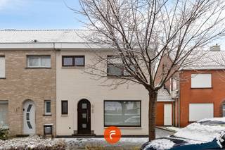 Een recent volledig gerenoveerde en schilderklare woning gelegen in een gezinsvriendelijke buurt. Het huis omvat een inkomhal met apart toilet, ruime woonkamer, volledig ingerichte leefkeuken en een ruime badkamer beneden. Droge voorraadkelder. Boven zijn 2 ruime slaapkamers, een bureau/wasplaats en een toilet met grote wastafel. De ruime bergzolder boven biedt de mogelijkheid tot extra kamer(s) mits het voorzien van een vaste trap. Achteraan is een perfect aangelegde, zuidgerichte tuin met ruime garage en uitweg achteraan. Door de aangename terrasoverkapping (met ledverlichting) kan je bovendien het hele jaar door van de tuin genieten! Totale perceeloppervlakte: 303 m2.