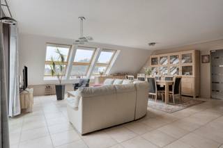 Gelegen op de rand van het centrum en vlakbij de mooie natuur rond de Nete.Vraagprijs voor het appartement is 298.000 euro; de staanplaats en berging...