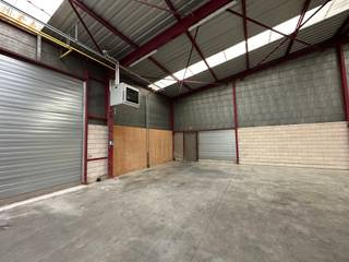 Bedrijfsruimte of opslagmagazijn 253m², zeer goed gelegen in KMO zone Het Dorlik.Vlakbij de op- en afrit N°29 van de E 313.De hal is voorzien van een...