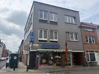 <strong>Commerciële toplocatie in het hart van Ledeberg met uitstekende zichtbaarheid en veel passage!</strong><br />-Deze ruime handelsruimte van ca. 240 m² biedt tal van mogelijkheden voor horeca, retail of andere commerciële activiteiten.<br />-Dankzij de open indeling en grote etalage geniet de ruimte van een sterke commerciële uitstraling en maximale visibiliteit.<br />-Troeven van het pand:<br />Ca. 240 m² bruikbare oppervlakte <br />Open handelsruimte met veel mogelijkheden <br />Aparte opslagruimte achteraan <br />Ruime etalage en veel natuurlijke lichtinval <br />Vlot bereikbaar met openbaar vervoer en nabij invalswegen .<br />Woonst mogelijkheden binnen de zaak <br /><br />-Ideaal voor ondernemers die een nieuwe zaak willen opstarten of een bestaande activiteit willen uitbreiden op een strategische locatie.<br /><br />-Een commerciële opportuniteit met potentieel in een levendige en groeiende buurt.<br /><br />Voor meer info en/of bezoek bel Aurélie 0494/80.77.88