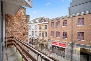 **Uiterst ruime studio met balkon te Leuven**In dé Tiensestraat te Leuven, de absoloute Stadskern, bieden wij u deze uiterst ruime studio met balkon...