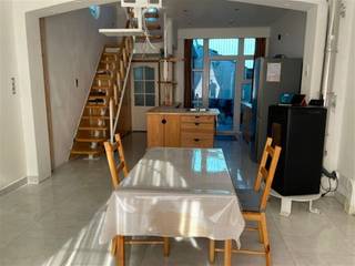 <p><span>Rustig gelegen gezinswoning, ideaal voor jonge startende mensen. De woning werd gerenoveerd in 2020. De woning zelf omvat op het gelijkvloers: een living met open keuken, badkamer, en terras. Op de eerste verdieping is er momenteel één grote slaapkamer van 8m op 4,15m, deze kan opgesplitst worden in twee kamers.</span></p><p><span> </span></p><p><span>Stedenbouwkundige inlichtingen in aanvraag.</span></p><p><span> </span></p><p><span>Graag een bezoek bel mij dan even 0473/878034 of mail naar info@vastgoedclement.be</span></p>