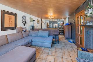 <p>Op zoek naar een woning waar ruimte, comfort en een groene omgeving samenkomen? Deze verrassend ruime gelijkvloerse woning biedt drie slaapkamers, een aparte bureau, een vernieuwde keuken en badkamer én een bijzonder aangename tuin. Bovendien beschikt de woning over zonnepanelen.</p><p>De woning beschikt over een gezellige leefruimte met aansluitend een eetplaats en een vernieuwde halfopen keuken, uitgerust met ingebouwde toestellen. Verder zijn er drie slaapkamers en een afzonderlijke bureauruimte, ideaal voor thuiswerk of hobby's. De ruime, vernieuwde badkamer is voorzien van een inloopdouche, wastafelmeubel en toilet. Dankzij de aparte wasruimte en verschillende bergmogelijkheden is er bovendien aan praktische ruimte geen gebrek.</p><p>De woning heeft EPC-label F en vraagt om energetische renovaties. Met haar aangename indeling, vernieuwde keuken en badkamer biedt ze een mooie basis om verder naar eigen wensen te verduurzamen.</p><p>De verzorgde tuin is een echte blikvanger! Hier geniet je van een aangenaam terras, een mooi gazon en een charmant vijvertje met vissen. Liefhebbers van groen en fruit kunnen hun hart ophalen met appel-, peren-, pruimen- en vijgenbomen, blauwe druiven en kruisbessen. Vooraan vind je bovendien frambozen, bessenstruiken en kruiden. Een heerlijke plek om te ontspannen en volop van het buitenleven te genieten.</p><p><strong>Beschikbaarheid:</strong> De huidige bewoners blijven na het verlijden van de notariële akte nog tijdelijk in de woning wonen, tegen betaling van een bezettingsvergoeding aan de koper. De woning is ten vroegste in juli en uiterlijk in oktober 2027 beschikbaar.<br />Een woning die gelijkvloers wooncomfort, een praktische indeling en een prachtige groene tuin combineert.</p><p><strong>Interesse? Contacteer ons voor een bezoek en ontdek zelf de vele troeven van deze woning!</strong></p>