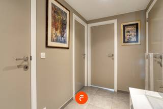 Een perfect onderhouden en volledig geschilderd appartement op de 2de verdieping (met lift) in Residentie Germana (BJ: 2014). Goed gelegen in het centrum van Lauwe en uiterst energiezuinig (EPC-label A). Ingedeeld als volgt: Inkomhal met ingemaakte vestiairekast, woonkamer, volledig ingerichte keuken (met voorraadberging), badkamer, apart toilet en 2 volwaardige slaapkamers. Achteraan is een uiterst aangenaam - zuidwest georiënteerd - terras van 9 m2. De ramen werden overal voorzien van zonnescreens. Bijhorend is een private autostaanplaats met praktische buitenberging. Een gemeenschappelijke fietsenberging staat eveneens ter beschikking.