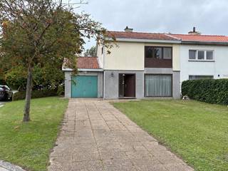 <p>Ruime te renoveren halfopen woning in Knokke-Heist<br /><br />Deze ruime te renoveren halfopen woning bevindt zich in een rustige residentiële buurt waar de afgelopen jaren heel wat panden een grondige upgrade kregen. De woning beschikt over 3 slaapkamers, een inpandige garage en een mooie oppervlakte als tuin.</p>
<p>Deze woning wordt u aangeboden in samenwerking met het biedplatform van COVAST. <br />Indien u belangstelling heeft om een bod uit te brengen kan dit enkel via ALBERT Vastgoed.<br />Wanneer uw bod weerhouden wordt door de verkoper zal u als koper eveneens instaan voor de betaling van het honorarium aan COVAST. Het honorarium bedraagt 4,50% inc. BTW bovenop de geboden prijs. Alle wettelijke opzoekingen kunt u bekomen na contactname met Albert Vastgoed.<br /><br />Bent u op zoek naar een te renoveren woonst te Knokke-Heist, neem dan voor meer inlichtingen of een bezoek op afspraak contact op met Dominique Baes, ALBERT, op 0498/12.82.20 of via dominique.baes@albert.immo</p>