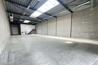 Découvrez cette unité PME idéalement située, composée de 325 m² d'entrepôt et de 96 m² de bureaux entièrement aménagés. Située au sein du Brixton Business Park, dans la zone PME de Zaventem, elle bénéficie d'un emplacement stratégique, à seulement 3 minutes de la Chaussée de Louvain (N2) et de l'entrée/sortie 21 Sterrebeek de l'E40.<br /><br />L'entrepôt est aménagé de manière fonctionnelle et équipé d'une porte sectionnelle, d'un lanterneau avec exutoire de fumée et d'un sol en béton poli (polybéton), ce qui le rend parfaitement adapté aux activités de stockage, de logistique ou de production légère.<br /><br />Les bureaux attenants sont entièrement prêts à l'emploi et disposent notamment d'une kitchenette, du chauffage, de l'éclairage et d'un environnement de travail agréable.<br /><br />Grâce à sa situation centrale et à son excellente connexion avec l'E40, le Ring de Bruxelles et Brussels Airport, cette unité constitue une implantation idéale pour les entreprises à la recherche d'un site alliant accessibilité et fonctionnalité.<br />Disponible immédiatement !<br /><br />Contactez PANORAMA B2B pour plus d'informations ou pour organiser une visite sans engagement au 0477 30 40 05.