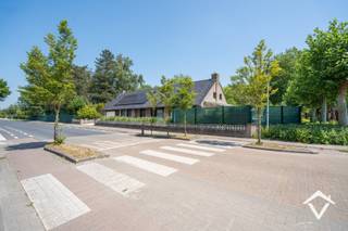 Deze woning heeft een bewoonbare oppervlakte van 331m2 en bestaat uit: oprit - ruime inkomhal met gastentoilet - lichtrijke living met parketvloer en een rechtstreekse toegang tot terras en tuin - keuken - koele berging - wasplaats - 2 slaapkamers op het gelijkvloers - 1 badkamer op het gelijkvloers - grote dubbele garage. <br /><br />Op de eerste verdieping zijn er 2 slaapkamers en 1 badkamer. Alsook is er een grote polyvalente ruimte die kan dienst doen voor een aparte woonruimte voor de kinderen, bureauruimte, hobbyruimte, kangoeroewoning.<br /><br />Troeven van deze woning:<br />- EPC label B<br />- zonnepanelen aanwezig<br />- zonneboiler<br />- warmtepompinstallatie<br />- thuisbatterij aanwezig<br />- goedgekeurd attest elektriciteit aanwezig<br />- 20 000 liters regenwater (2 putten van 10 000 l)<br /><br />Heeft u interesse in deze ruime woning? Contacteer ons en plan uw bezoek in.