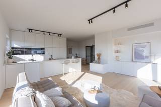 <ul>
<li>Dit uniek <strong>penthouse appartement</strong> is gelegen langs de troonstraat te Oostende.</li>
<li>Het appartement beschikt over de unieke combinatie van prachtige vergezichten, <strong>zeezicht</strong> en zicht op de golf!</li>
<li>Omwille van de gunstige oriëntatie geniet je er de ganse dag van de <strong>zon</strong>!</li>
<li>De indeling is als volgt: inkom, leefruimte met open keuken, <strong>2 slaapkamers</strong>, badkamer met bad en douche, berging, <strong>riant terras</strong> en <strong>optionele garage.</strong></li>
<li>Het appartement is recent <strong>gerenoveerd</strong> met zeer <strong>kwalitatieve materialen</strong>!</li>
<li>Zijn onder andere aanwezig: parketvloer, Miele toestellen, <strong>airco</strong>, ingemaakte kasten, ...</li>
<li>Bijkomende kenmerken: <strong>gunstig EPC attest</strong>, conforme elektrische keuring en asbest-veilig attest.</li>
<li>Dit is zowel het ideale tweede verblijf als hoofdverblijfplaats.</li>
</ul>