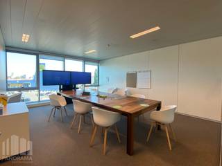 Bureau phénoménal de 625 m² au deuxième étage à louer dans le prestigieux immeuble de bureaux « Blue Towers » à Gand. Ce bâtiment unique jouit d'une situation stratégique à proximité du R4 et de l'autoroute du trèfle, ce qui garantit une excellente accessibilité. <br /><br />Les bureaux prêts à l'emploi sont aménagés de manière fonctionnelle et sont à la pointe de la technologie. Grâce aux grandes fenêtres, l'espace est baigné de lumière naturelle, ce qui crée non seulement une atmosphère de travail agréable, mais offre également une vue impressionnante sur l'eau environnante. Le prestigieux immeuble de bureaux « Blue Towers » respire la classe et le professionnalisme et peut se targuer d'être certifié BREEAM Excellent, une reconnaissance de la durabilité et de l'efficacité énergétique.<br />Outre le confort de l'espace de travail, le nombre de places de parking est également un atout majeur.<br /><br />Cet emplacement est une aubaine pour les entreprises qui accordent de l'importance à l'accessibilité, à l'apparence et à un environnement professionnel. N'hésitez pas à contacter PANORAMA B2B GENT KANTOREN pour des détails techniques supplémentaires, des plans détaillés ou une visite de site sans engagement au 09 225 09 02.