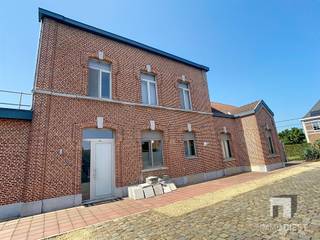 <p><span>Deze charmante woning in Deurne - Diest, een perfecte combinatie van comfort en functionaliteit. Deze ruime woning biedt een bewoonbare oppervlakte van 137m².</span></p><p><span>Goede ligging (dicht bij winkels, openbaar vervoer)</span></p><p><span> </span></p><p><span>Indeling:</span></p><p><span>- Inkomhal met trap naar verdieping 1</span></p><p><span>- Woonkamer en keuken<br />- Terras<br />- Toilet<br />2</span><span><sup>e</sup></span><span> verdieping: <br />- 2 slaapkamers <br />- Dressing/berging<br />- Badkamer met bad - douche in bad</span></p><p><span>- Dressing/berging</span></p><p><span>- 2 autostaanplaatsen: 1 carport + 1 buiten</span></p><p><span>- Buiten berging onder carport</span></p><p><span>De huurprijs bedraagt € 985,00 per maand</span></p><p><span>De woning is instap klaar en onmiddellijk beschikbaar.</span></p><p><span> </span></p><p><span>BEZOEKEN, DAT KAN!</span></p><p><span>Vul de kandidaatstelling in op ImmoDiest.be (onder te huur -> J. Vanzeerstraat 25, Deurne- Diest --> Oranje knop 'Vraag uw bezoek aan').</span></p><p><span>Van zodra wij deze informatie ontvangen hebben, nemen wij contact met u op.</span></p><p><span> </span></p><p><span> </span></p>