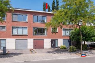 <p><span>HOBOKEN | RUSTIG GELEGEN BEL-ETAGE MET DRIE SLAAPKAMERS, GARAGE, OPRIT EN TUIN OP EEN TOTALE OPPERVLAKTE VAN 334m² | EPC C</span></p><p><span>Indeling als volgt: gelijkvloers: oprit - ruime inkomhal met toegang naar de garage - inpandige garage met automatische poort en extra opbergruimte - wasplaats/bergplaats - zonnige tuin met leuk terras en veel groen.</span></p><p><span>Eerste verdieping: traphal - gastentoilet - grote, lichtrijke leefruimte met geïnstalleerde keuken - gezellig terras met een royaal zicht op de tuin. </span></p><p><span>Tweede verdieping: traphal - badkamer met ligbad en lavabomeubel - Twee ruime volwaardige slaapkamers, een extra slaapkamer of bureau ruimte. </span></p><p><span>Solide betonconstructie (bouwjaar 1972). </span></p><p><span>Deze woning is uitstekend gelegen in een groene omgeving en rustige woonwijk in de onmiddellijke omgeving van openbaar vervoer, scholen, park en grootwarenhuis. </span></p><p><span>Goede verbinding met de grote uitvalswegen. Met de (elektrische) fiets bereikt u via de nieuw aangelegde fietspaden vlot Antwerpen-centrum. </span></p><p><span> </span></p><p><span>Extra troeven :</span></p><p><span>- Extra grote tuin, met uitzicht op groen</span></p><p><span>- Kindvriendelijk woonwijk</span></p><p><span>- Inpandige garage</span></p><p><span>- Gevelbreedte van 7 meter</span></p><p><span>- Hoogrendementsbeglazing</span></p><p><span>- Mogelijkheden tot bijbouwen</span></p><p><span> </span></p><p><span> </span></p>