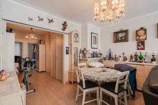 Ontdek dit lichtrijk en goed onderhouden appartement op de vierde verdieping van de Residentie Hilario te Oostende. Dit instapklare appartement geniet van een absolute toplocatie in het hart van het stadscentrum, met de zeedijk, het strand en alle nodige voorzieningen op wandelafstand.Indeling:- inkomhal voorzien van vestiairekast- leefruimte- keuken uitgerust met gasfornuis en spoeltafel- badkamer voorzien van een ligbad met douchescherm, badkamermeubel met dubbele lavabo, spiegelkast en aansluiting voor een wasmachine.- slaapkamer 1 (11m²) met toegang tot het terras- slaapkamer 2 ( 11m²)- terras (5m²)- berging- afzonderlijk toiletPluspunten:- centrale ligging in het hartje van de stad- vlakbij het strand- terras (5m²)- goed onderhouden residentie- privatieve kelderbergingDit appartement is uiterst geschikt als vaste woonst of tweede verblijf, maar vormt door de trouwe huurders die er al 12 jaar wonen vooral een unieke kans voor investeerders. Bent u op zoek naar een centraal gelegen appartement te koop te Oostende? Contacteer ons voor een bezoek ter plaatse!Bestuursmaatregelen in het maatregelenregister: nee