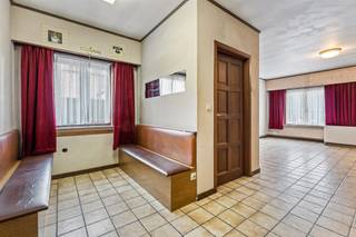 Woning met gelijkvloerse kamer op 950m2  Belangrijkste troeven:- Ruime woning van 171m2- 3 slaapkamers waarvan 1 gelijkvloers- Gelijkvloers wonen...