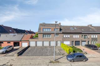 Deze woning is gelegen in de Bulkendreef in Oudenaarde, een enorm gegeerde locatie dankzij zijn sterke ligging, de nabijheid van het centrum van Oudenaarde. Gelegen op wandel- en fietsafstand van de Markt, winkels, horeca, openbaar vervoer en het station, met bovendien een vlotte verbinding met de N60. <br /><br />Ben je op zoek naar een uitzonderlijk ruime en veelzijdige woning in Oudenaarde? Wil je wonen combineren met werken of ben je op zoek naar een kangoeroewoning? Deze uiterst ruime woning met een bewoonbare oppervlakte van maar liefst 318 m² biedt tal van mogelijkheden en is uniek dankzij zijn veelzijdigheid. De woning heeft bovendien ook een gezellige groene buitenruimte waar je ook heerlijk kan genieten. <br /><br />Dankzij de grote leefruimtes, 5 slaapkamers, 2 keukens, 2 badkamers en de vierdubbele inpandige garage is deze woning uniek in zijn soort. <br /><br />Bij het binnenkomen kom je terecht in een inkomhal met vestiairekast en een apart toilet. Op het gelijkvloers bevinden zich, naast de 4 garageboxen, een ruime leefruimte, een keuken, een apart toilet en een praktische stockageruimte.<br /><br />Op de eerste verdieping vinden we opnieuw een ruime leefruimte met keuken, een slaapkamer, een badkamer met douchebad en lavabo, een apart toilet en een aangenaam balkon.<br />De tweede verdieping beschikt over maar liefst vier slaapkamers. Daarnaast is er een tweede badkamer met bad en lavabo en opnieuw een apart toilet. Hierdoor is de woning bijzonder geschikt voor een groot gezin, maar zijn er ook tal van andere woonmogelijkheden.<br /><br />Een absolute meerwaarde is de inpandige dubbele garage. Naast plaats voor twee wagens biedt deze ruimte ook heel wat mogelijkheden voor fietsen, materiaal en opslag. <br /><br /><br />Ontdek deze eigendom en al zijn troeven, tijdens een bezoek ter plaatse. Contacteer Margaux op 0479 61 53 82 of op info@immomargaux.be