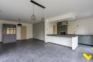 <p>Nieuwbouw kopen aan 2% registratie?! Dé kans van 2026<br /><br />Bent u op zoek naar het comfort van een recente woning (2023) maar wilt u de 21% BTW vermijden? Deze uitzonderlijk energiezuinige woning (Label A / E9) biedt u het beste van twee werelden. <br /><br />De woning is al klaar voor 90 % klaar.<br /><br />Gelegen in de rustige Schomstraat te Diest, op een boogscheut van het centrum van Tessenderlo en op slechts 10 minuten van het station van Diest.<br />U wordt ontvangen in een lichte inkomhal met gastentoilet.<br /><br />Verder hebben we een lichtrijke leefruimte met open keuken. De grote glaspartijen bieden een prachtig zicht op de tuin en zijn uitgerust met screens voor optimaal zomercomfort.<br />Een handige inpandige garage en een extra bergplaats op het gelijkvloers zorgen voor maximaal gemak.<br /><br />Eerste verdieping: Hier bevinden zich 3 volwaardige slaapkamers, een tweede bergplaats, een apart toilet en een badkamer met een moderne inloopdouche.<br /><br />Kelder: De woning is volledig onderkelderd, wat mogelijkheden biedt voor een hobbyruimte, atelier of extra stockage.<br /><br />Wees er snel bij en bel ons voor bezoek op het NR. 013 66 62 08.</p>