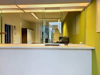 Zoekt u een kantoor of commerciële ruimte in de Kempen? Dit veelzijdige kantoorruimte/handelspand te huur is uitermate geschikt voor de uitbating van een zaak, kantoor of praktijk in Kasterlee. Het bouwjaar is 1987, het pand werd gerenoveerd in 1994 en beschikt over een functionele indeling.<br /><br />Dankzij de ligging aan de hoofdbaan in Kasterlee geniet uw onderneming van een goede bereikbaarheid en visibiliteit. Het pand is vlot toegankelijk via de invalswegen en het openbaar vervoer.<br /><br />Troeven van dit handelspand: <br />- Gunstig EPC-label (label C)<br />- Privatieve parkeerplaats <br />- Ruim handelspand, makkelijk op te delen in verschillende ruimtes <br />- Goede visibiliteit <br />- Vlotte bereikbaarheid <br /><br />Het pand wordt verwarmd op gas via radiatoren. De nodige aansluitingen voor airco zijn reeds voorzien, wat een snelle installatie mogelijk maakt. Bent u geïnteresseerd om deze kantoorruimte te huren? Neem gerust contact op voor een bezoek ter plaatse in Kasterlee.<br /><br /><br />Bestuursmaatregelen in het maatregelenregister: in aanvraag