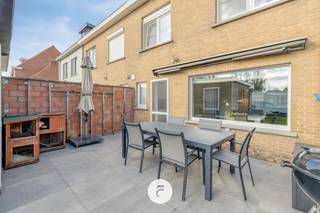 <strong><u>EERSTE BEZOEKDAG OP ZATERDAG 31 OKTOBER. RESERVEER TIJDIG UW BEZOEKMOMENT:</u></strong> Een mooie gezinswoning in een rustige woonbuurt in Lauwe. Bestaande uit inkomhal met apart toilet, perfect droge voorraadkelder en een zeer lichtrijke woonkamer en keuken die uitgeven op het zongericht terras en tuin. Boven zijn 3 volwaardige slaapkamers, de badkamer en een ruime zolder (met mogelijkheden). Achteraan is een handige buitenberging/wasplaats met aansluitend een zeer ruime (fietsen-)berging die ook bereikbaar is via de uitweg achteraan de tuin. Het huis is volledig geschilderd, energiezuinig, asbestveilig én de elektriciteit is conform! 