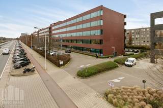 Moderne kantoorruimte van 1.178 m² op een uitstekend bereikbare locatie. Het openbaar vervoer bevindt zich op wandelafstand. Daarnaast geniet de locatie van een vlotte verbinding met de E19 en de Ring van Antwerpen, met aansluitingen richting de E17 en E34.<br /><br />De kantoorruimte van 658 m² biedt een flexibele indeling en kan naar wens worden ingericht. Het kantoor is voorzien van verhoogde vloeren en koelplafonds. Gebruikers kunnen bovendien genieten van verschillende faciliteiten, waaronder een meeting center met vergaderzalen, een restaurant en een fitness. Er zijn tevens parkeermogelijkheden met laadpunten voor elektrische wagens.<br /><br />Voor bijkomende informatie, plannen of een vrijblijvend plaatsbezoek, contacteer PANORAMA B2B ANTWERPEN via 0477 911 000.
