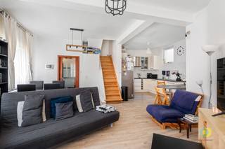 <p><span>In de aangename wijk Borgt in Grimbergen bevindt zich deze instapklare 2-gevelwoning met een bewoonbare oppervlakte van 138 m². De woning combineert een praktische indeling met een uitstekende ligging nabij winkels, scholen, openbaar vervoer en belangrijke verbindingswegen richting Grimbergen, Vilvoorde en Brussel. De woning beschikt over een conforme elektrische installatie en een goed EPC-attest, waardoor u hier zonder grote zorgen uw nieuwe thuis kunt maken en de inrichting volledig naar eigen smaak kunt personaliseren. Via de inkomhal komen we in de lichtrijke en gezellige woonkamer, die naadloos aansluit op de open keuken en zo een aangename leefruimte vormt. Op de eerste verdieping bevinden zich twee slaapkamers, een badkamer met dubbele wastafel, douche en toilet en een praktische wasplaats. De vaste trap leidt verder naar de ingerichte zolderverdieping, die momenteel dienst doet als volwaardige derde slaapkamer met dressing en bureau hoek. Als extra troef beschikt deze ruimte over een eigen terras. Een kelder zorgt bovendien voor de nodige bijkomende bergruimte. Dankzij de combinatie van ruimte, licht, comfort, een goede energieprestatie en een uitstekende ligging is deze woning ideaal voor starters, gezinnen of wie op zoek is naar een instapklare woning in Grimbergen. </span><span> </span></p>
