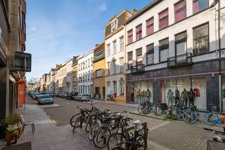 Deze eengezinswoning werd opgesplitst in 4 aparte units, elk met één slaapkamer en allemaal voorzien van een conformiteitsattest en geldig EPC.De...