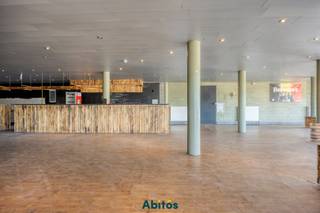 Dit gelijkvloerse handelspand biedt dankzij zijn omvang en flexibele indeling tal van mogelijkheden voor uiteenlopende commerciële activiteiten. Het pand is centraal gelegen in Moerbeke-Waas, in de nabijheid van lokale voorzieningen en belangrijke verbindingswegen. De vlotte bereikbaarheid maakt deze locatie interessant voor zowel klanten, medewerkers als leveranciers.<br /><br />Indeling: Het handelspand bestaat hoofdzakelijk uit een zeer ruime open oppervlakte, aangevuld met twee afzonderlijke ruimtes. Dankzij deze indeling kan het geheel flexibel worden ingericht en aangepast aan de noden van uw onderneming. Verder beschikt het pand over de nodige sanitaire voorzieningen en een achterliggende opslag- of magazijnruimte, wat zorgt voor extra praktische mogelijkheden.<br /><br />Met een totale oppervlakte van ca. 790 m² leent het pand zich uitstekend voor diverse commerciële invullingen, zoals een showroom, fitnessruimte, kantoorconcept, praktijkruimte of opslag.<br /><br />Een belangrijke troef zijn de brede raampartijen aan de voorzijde. Deze zorgen niet alleen voor een aangename natuurlijke lichtinval, maar bieden ook een uitstekende visibiliteit en geven het pand een aantrekkelijke commerciële uitstraling. Achteraan bevindt zich een koer van ca. 110 m².<br /><br />Dankzij de ruime oppervlakte, flexibele indelingsmogelijkheden, goede visibiliteit en centrale ligging vormt dit handelspand een interessante opportuniteit voor ondernemers die op zoek zijn naar een locatie met potentieel in Moerbeke-Waas. Ook voor investeerders biedt dit pand een interessante opportuniteit, met een geschatte huurwaarde van € 2.400 per maand.<br /><br />Vragen? Neem gerust contact op:<br />📞 Gaethan: 0471 08 30 35<br />📧 gaethan@abitos.be