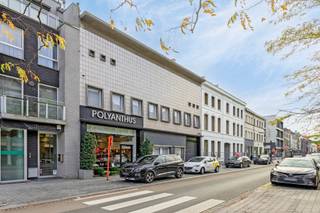 <p><strong><span>Unieke investeringskans op toplocatie in hartje Kortrijk!</span></strong><span></span></p>
<p><span>Op een perceel van maar liefst <strong><span>780 m²</span></strong> bevindt zich dit uitzonderlijk commercieel pand met een indrukwekkende <strong><span>straatgevel van 15 meter</span></strong> en een waaier aan mogelijkheden.</span></p>
<p><span>Het handelsgelijkvloers huisvest al jarenlang een succesvolle en goed draaiende winkel. Daarboven bevindt zich een <strong><span>instapklaar appartement met aangenaam zonneterras</span></strong>, aangevuld met een ruime aangrenzende <strong><span>woning</span></strong>. De ideale combinatie voor wie wonen en werken op één locatie wil verenigen.</span></p>
<p><span>Extra troeven zijn de <strong><span>doorrijmogelijkheid naar de achterliggende garage</span></strong> en de <strong><span>privéparking voor 4 à 5 wagens</span></strong>, een absolute meerwaarde in het stadscentrum. Dankzij de uitstekende zichtbaarheid en centrale ligging geniet het pand van een sterke commerciële uitstraling.</span></p>
<p><span>Daarnaast biedt deze eigendom ook een bijzonder interessant <strong><span>ontwikkelingspotentieel</span></strong>. Het perceel komt in aanmerking voor herontwikkeling tot een residentieel nieuwbouwproject met <strong><span>3 bouwlagen en een hellend dak</span></strong>. Er vonden reeds constructieve gesprekken plaats met de dienst Stedenbouw, waarbij positieve inzichten werden aangereikt voor een kwalitatieve invulling van de site, inclusief de creatie van een groene binnentuin en mogelijke parkeervoorzieningen.</span></p>
<p><span>Gelegen op een absolute toplocatie aan de <span><b>Veemarkt</b></span>, op wandelafstand van <span><b>K in Kortrijk</b></span>, het <span><b>Station Kortrijk</b></span> en de <span><b>Grote Markt Kortrijk</b></span>, combineert deze eigendom een uitstekende bereikbaarheid met een unieke commerciële en residentiële toekomstwaarde.</span></p>
<p><strong><span>Een zeldzame opportuniteit voor ondernemers, investeerders en projectontwikkelaars die op zoek zijn naar een pand met karakter, ruimte én potentieel in het centrum van Kortrijk.</span></strong><span></span></p>