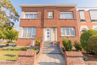 <p>Ruime en lichtrijke hoekwoning met 3 slaapkamers, 2 badkamers, een ondergrondse garage en een ruime voortuin.<br />Dankzij de hoekligging geniet de woning van veel natuurlijk licht. De woning werd doorheen de jaren netjes onderhouden, maar biedt ruimte voor modernisering en aanpassing aan de hedendaagse woonwensen. De solide betonnen constructie vormt hiervoor een goede basis. De woning beschikt over drie volwaardige slaapkamers van ca. 13 m², 17 m² en 13 m² en twee badkamers.</p><p>Een praktische troef is de kelderruimte in het verlengde van de ondergrondse garage, ideaal als extra berg- en opslagruimte.<br />Buiten beschikt de woning over een voortuin van ca. 70 m², die met een haag meer privacy kan krijgen en zo als extra tuin kan worden benut. Achteraan bevindt zich een stadstuin van ca. 15 m².<br />De woning is centraal gelegen in de wijk Valaar, met supermarkten, scholen en openbaar vervoer in de nabije omgeving.</p><p><strong><u>Troeven</u></strong><br />- 3 ruime slaapkamers van ca. 13, 17 en 13 m²<br />- 2 badkamers<br />- Ondergrondse garage<br />- Praktische droge kelder aansluitend op de garage<br />- Hoekwoning met veel natuurlijk licht<br />- Netjes onderhouden, met ruimte voor modernisering<br />- Voortuin van ca. 70 m²<br />- Stadstuin van ca. 15 m²<br />- Solide betonnen constructie<br />- Centrale ligging in Valaar</p><p>Een degelijke en lichtrijke gezinswoning met veel potentieel, 3 slaapkamers, 2 badkamers, garage en praktische kelder, centraal gelegen in Valaar.</p><p>Interesse? Neem contact op voor meer informatie of een bezichtiging: <strong>info@markasa.be</strong> of <strong>03/827.72.92</strong></p>