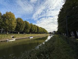 <strong>Ligging</strong><br /><br />Dit appartement bevindt zich op een uitstekende locatie: op wandelafstand van de Blaarmeersen en de Coupure, en op comfortabele fietsafstand van het historische stadscentrum. Dankzij de directe verbindingen met het openbaar vervoer en de nabijheid van de R4, E17 en E40 geniet u hier van een optimale bereikbaarheid in alle richtingen.<br /><br /><strong>Indeling</strong><br /><br />Het appartement bevindt zich op het 3de verdiep en bevat: een ruime inkomhal, een gastentoilet, de lichtrijke leefruimte met eetplaats en open volledig ingerichte keuken met toegang naar het terras, een wasberging met inloopdouche, de eerste slaapkamer met terras, een badkamer met inloopdouche en dubbele lavabo, een extra berging, de tweede slaapkamer met dubbel bed en derde slaapkamer. Elke kamer wordt verwarmd en gekoeld met een warmtepomp. Bij dit appartement hoort de mogelijkheid tot aankoop van een autostaanplaats, een absolute meerwaarde voor dagelijks comfort.<br /><br /><strong>Troeven</strong><br /><br />- Instapklaar<br />- Energiezuinig<br />- Ruimte<br />- Locatie<br /><br />Voor info of afspraak contacteer Andreas <strong>0472/61.00.00</strong>