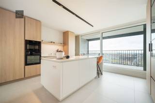 Wonen in pure klasse – Uniek nieuwbouwappartement met panoramisch zicht op MiddelkerkeWelkom in een appartement waar luxe, licht en leefcomfort...