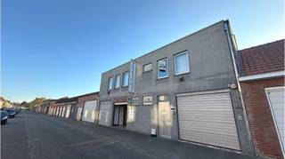 <strong>Polyvalent handelspand</strong> met <strong>burelen</strong> op een interessante commerciele ligging in <strong>Sint-Andries</strong>, vlakbij de expressweg en het centrum van Brugge.<br />+ Vlot bereikbaar!<br />+ Ideaal voor <strong>groothandel </strong>of <strong>magazijn</strong>!<br />+ Ook geschikt als <strong>werkplaats </strong>/ <strong>Atelier</strong>!<br />+ Uitstekende mobiscore  9 op 10!<br /><br />Omvat een inkom, onthaalruimte, polyvalente ruimte, 2 toiletten, bureel, garage, opslagruimte en 3 automatische poorten.<br />Op de eerste verdieping vinden we nog een polyvalente ruimte met sanitaire voorzieningen die uitermate geschikt is voor burelen.<br />Dit pand is mogelijks onderhevig aan de renovatieplicht van niet-residentieel vastgoed, opgelegd door de Vlaamse overheid.<br />Vastgoedinformatie in aanvraag.  Energielabel F<br />Bruikbare vloeroppervlakte 376 m²<br />Grondoppervlakte: 285 m²<br /><br />#slimondernemen #sintandries #brugge<br /> 