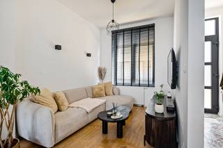 Gelegen in een zijstraat van het winkelcentrum van Lier, geniet deze volledig gerenoveerde woning van een centrale ligging met alle voorzieningen...