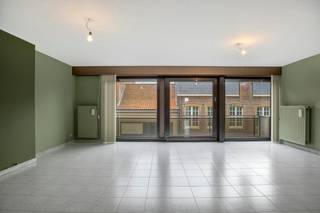 Dit verzorgde 2-kamerappartement, gelegen op het tweede verdiep, bevindt zich op een centrumlocatie, op wandelafstand van winkels en horeca. Het appartement is in een zeer goede staat en werd geschilderd. Aan de living zijn er screens waardoor het in de zomer er aangenaam vertoeven is. <br />De badkamer werd volledig vernieuwd en beschikt over moderne voorzieningen. Ook de brander is recent, wat zorgt voor een energiezuinige verwarming en een EPC-label B!<br /><br />Bestaande uit:<br />Inkomhal - Living met aanpalend terras - Ingerichte keuken met aanpalend terras - 2 ruime slaapkamers - Vernieuwde badkamer met inbouwlavabo en inloopdouche, aansluiting wasmachine - Apart toilet.<br /><br />Extra troeven van dit appartement te koop:<br />* Ligging: pal in het centrum van Poperinge<br />* 2 grote slaapkamers<br />* Geschilderd en instapklaar<br />* Conforme elektrische keuring<br />* Zonnescreens<br />* Recente brander<br />* EPC label B<br /><br />Contacteer ons vandaag nog voor meer informatie of een bezoek!<br /><br />Bestuursmaatregelen in het maatregelenregister: nee<br /><br />Deze AI-visualisaties zijn bedoeld als inspiratie. Er werd geen rekening gehouden met technische specificaties, stedenbouwkundige voorschriften of de concrete mogelijkheden tot realisatie.