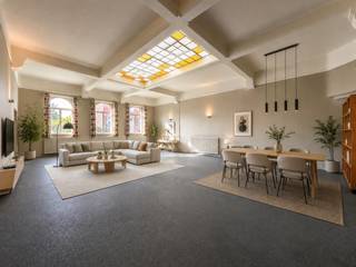 KARAKTERVOLLE WONING met AUTHENTIEKE CHARME, ROYALE LEEFRUIMTES en RUSTIGE LIGGING in het landelijke Mater. In het hart van de VLAAMSE ARDENNEN bevindt zich deze MET ZORG GEÏNTEGREERDE WONING in een VOORMALIG KLOOSTERCOMPLEX waar AUTHENTIEKE ELEMENTEN en RUIME VOLUMES perfect samengaan. Achteraan geniet u van een ZONNIG TERRAS, omgeven door de prachtig aangelegde, GEMEENSCHAPPELIJKE KLOOSTERTUIN. Gelegen in een VERKEERSLUW WOONERF, met een eigen GARAGE en EIGEN PARKEERPLAATS in de kloostertuin, vormt deze woning een ideale combinatie van KARAKTER, RUIMTE, COMFORT en een UNIEKE LIGGING nabij Oudenaarde. De inkomhal met gastentoilet (met mogelijkheid tot plaatsen van lift) leidt naar een uitzonderlijk ruime en lichtrijke leefruimte van 80 m², aansluitend op de volledig ingerichte keuken met praktische berging en was voorziening. Op de 1e verdieping bevinden zich een ruime slaapkamer met dressing, extra bergkamer en comfortabele badkamer uitgerust met douche, ligbad en dubbele wastafel. De 2de verdieping telt nog 2 volwaardige slaapkamers en een extra bergkamer. Daarnaast beschikt de woning over een kelder met bijkomende bergruimte.<br /><br />Adres: Kloosterweg 3 te Mater (Oudenaarde)<br /><br />EPC: 249kWh/m2; G-score en P-score C; Geen renovatieverplichting van toepassing; Bestuursmaatregelen in het maatregelenregister: Neen; Beschikbaar bij akte