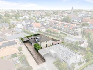 Deze woning wordt aangeboden met een instelprijs!*<br /><br />In een rustige & kindvriendelijke doodlopende straat nabij het centrum van Aartrijke, vinden we deze perfect onderhouden woning met zijn praktische indeling. <br />De woning is ideaal voor wie op zoek is naar comfort, rust en een centrale ligging nabij winkels, scholen en verbindingswegen.<br /><br />Bij het binnenkomen word je verwelkomd in een ruime inkomhal met gastentoilet. Aangenaam vertoeven is het zeker in de lichtrijke leefruimte met gezellige zithoek en eetplaats. De volledig ingerichte leefkeuken sluit naadloos aan en biedt rechtstreeks toegang tot het terras en tuin – perfect voor wie graag buiten leeft. Extra opbergmogelijkheden zijn er in de ruime berging/wasplaats aansluitend aan de keuken en de grote garage, dat perfect ook dienst kan doen als hobbyruimte / bureau /....<br /><br />Verder beschikt de woning over 4 volwaardige slaapkamers en een verzorgde badkamer met douche, ligbad, dubbele lavabomeubel en toilet. De zolder te bereiken via het zolderluik, biedt extra bergruimte.<br /><br />Buiten geniet je van een fraai aangelegde tuin met kunstgras, zonneterrassen, overdekte lounge, twee grote tuinhuizen, ruime carport, ... perceel volledig omheind, privacy gegarandeerd dus! <br /><br />Troeven:<br />* Alleenstaande woning in een rustige straat<br />* Instapklaar en goed onderhouden<br />* Zonnige tuin met terrassen<br />* 2 regenwaterputten van 10.000 L<br />* Elektriciteit conform<br />* Volledig geïsoleerd<br /><br />Deze woning straalt warmte en gezelligheid uit en is klaar om haar nieuwe bewoners te verwelkomen.<br /><br />Interesse? Contacteer ons vandaag nog (0470 50 50 50 - info@futurimmo.be)!<br /><br />*Deze eigendom valt onder het verkoopsysteem ‘instelprijs’. De vermelde instelprijs houdt bijgevolg géén aanbod in maar is een uitnodiging om tot een prijsvoorstel over te gaan. Elk prijsvoorstel gelijk of hoger dan deze instelprijs wordt voorgelegd aan de verkoper(s) die dit al dan niet kan aanvaarden.