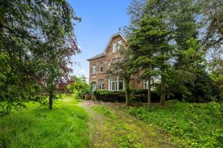Karaktervolle villa met authentieke elementen en grote tuin op 24 aren.Wij verkopen deze prachtige villa, Villa Maria Philomene, uit 1932. Het is een...