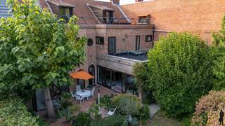 Statig herenhuis nabij de Grote Markt met een majestueuze uitstraling en tal van bewaarde 19de-eeuwse elementen, zoals een marmeren dambordvloer,...