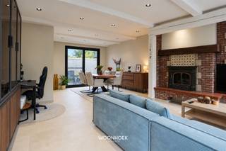 <p>Ontdek deze instapklare halfopen bebouwing in Kemzeke, deelgemeente van Stekene. Deze gerenoveerde woning combineert drie ruime slaapkamers met een ingerichte keuken, een afzonderlijke berging, een aparte garage en een onderhoudsvriendelijk zonneterras. Hierdoor vormt ze een aantrekkelijke thuis voor starters, koppels en gezinnen.</p><p>Aan de voorzijde beschikt de woning over een oprit. Daarnaast is er een vernieuwde geïsoleerde (crepi) garage aanwezig, uitgerust met een elektrische sectionaalpoort. </p><hr /><p><span>Bij binnenkomst wordt u verwelkomd in de inkomhal, waar zich ook het afzonderlijke gastentoilet bevindt. Vanuit de hal loopt u rechtdoor naar de ingerichte keuken met eiland. Dankzij de beschikbare werk- en kastruimte beschikt u hier over het nodige comfort voor dagelijks gebruik. Aansluitend bevindt zich een afzonderlijke berging, uitgerust met aansluitingen voor een wasmachine en droogkast. </span></p><p><span>Achteraan bevindt zich het zonneterras met een zonneluifel. Deze onderhoudsvriendelijke buitenruimte vormt een aangename plek om van de buitenlucht te genieten, gezellig te tafelen of een comfortabele loungehoek in te richten. </span></p><hr /><p><span>Op de eerste verdieping bevinden zich drie slaapkamers. De verschillende kamers bieden voldoende mogelijkheden voor een persoonlijke inrichting en 2 zijn voorzien van een lucht-luchtwarmtepomp. De badkamer is uitgerust met een ruime inloopdouche, een dubbele wastafel in meubel en een toilet. Dankzij deze praktische inrichting beschikt het hele gezin over het nodige dagelijkse comfort.</span></p><p><span>Via een vlizotrap bereikt u de zolderverdieping. Deze biedt bijkomende opbergmogelijkheden voor seizoensmateriaal, koffers en andere spullen die u graag buiten de woonruimtes bewaart.</span></p><hr /><p><span>Dankzij de combinatie van drie slaapkamers, een ingerichte keuken met praktische berging, een garage met elektrische sectionaalpoort en een aangenaam zonneterras vormt deze halfopen bebouwing een interessante opportuniteit in Kemzeke.</span></p><p><span>Vraag uw bezoek eenvoudig online aan, telefonisch via 09 310 77 07 of mail naar info@woonhoekvastgoed.be</span></p>