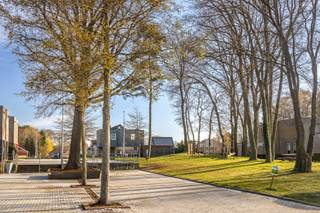 Deze woning, gelegen op een perceel van 702 m², straalt meteen een gevoel van rust, comfort en verfijnde kwaliteit uit. De verzorgde gevel in...