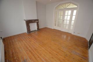 Mooi ruim gelijkvloers appartement in herenhuis, vlakbij winkels en openbaar vervoer, op 700m van strand en centrum.Indeling:woonkamer, ingerichte...