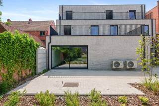 <p><span>STUDENT GEZOCHT VOOR GLOEDNIEUW KOT</span></p><p><span> </span></p><p><span>Deze kleinschalige & gloednieuwe studentenresidentie genaamd PAS is gelegen in Geel. De locatie is perfect om optimaal te genieten van het studentenleven. Wij bevinden ons op een kleine tien minuten fietsen van de Thomas More Hogeschool en de Universiteit KU LEUVEN Campus Geel. Daarnaast kunnen de studenten zich vlot verplaatsen naar verschillende supermarkten, drank- en eetgelegenheden, het stedelijk zwembad of de lokale fitness. Nog een troef aan de locatie is de goede bereikbaarheid voor de wekelijkse verplaatsing naar het thuisfront. Zo bevinden wij ons enerzijds op een vijftal minuutjes van het station van Geel en anderzijds op een boogscheut van de autosnelweg en verschillende verbindingswegen. </span></p><p><span> </span></p><p><span>Toegekomen aan residentie PAS ontdekken wij een knappe, moderne residentie verspreid over de gelijkvloerse, eerste en tweede verdieping. De residentie bestaat uit 19 kamers. Op de gelijkvloerse verdieping is er een volledig uitgeruste keuken, een zithoek + een gemeenschappelijke buitenruimte. </span></p><p><span> </span></p><p><span>Comfort+ kot</span></p><p><span>- Huurprijs vanaf 460,00 euro</span></p><p><span>- De algemene onkosten bedragen 50,00 euro/maand incl. verwarming, water, elektriciteit & internet</span></p><p><span>- Kamer met een oppervlakte van ruim 17m²</span></p><p><span>- Eigen sanitair</span></p><p><span> </span></p><p><span>TROEVEN </span></p><p><span>- Nieuwbouw</span></p><p><span>- Kleinschalige & energiezuinige residentie</span></p><p><span>- Aanwezigheid van een fietsenparking (incl. bovenvermelde huurprijs)</span></p><p><span>- Mogelijkheid tot het huren van een autostaanplaats aan 75,00 euro/maand</span></p><p><span> </span></p><p><span>Studierichting gekozen maar nog geen kot gevonden? Neem dan snel contact op met Pillar te bereiken op het nummer 033 695 695 of via info@pillar.estate. </span></p><p><span> </span></p><p><span>Deze gegevens zijn louter ter informatieve titel. De vermelde oppervlaktes zijn slechts een indicatie. Pillar kan niet verantwoordelijk gesteld worden voor de juistheid van de aan haar verstrekte gegevens. </span></p><p><span> </span></p>