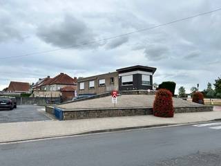 Woning met atelier te koopbestaande uit inkomhal, woonkamer met open keuken, 3 slaapkamers en badkamer1ste verdiep: badkamer, wasplaats, berging en...