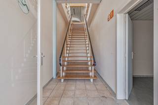 Op de eerste verdieping bevindt zich dit ruime pand met een oppervlakte van maar liefst <strong>491 m²</strong>. Dankzij de veelzijdige indeling is het pand uitermate geschikt voor diverse doeleinden, zoals <strong>bureauruimtes, vergaderzalen, opleidings- of leslokalen, en meer</strong>.<br /><br />Het pand is uitgerust met <strong>sanitaire voorzieningen</strong> en een ingerichte keuken, wat het comfort voor personeel en bezoekers aanzienlijk verhoogt. Aan de voorzijde van het gebouw is er parkeergelegenheid op eigen terrein.<br /><br />Verder beschikt het pand over centrale verwarming op aardgas en is het <strong>onmiddellijk beschikbaar!</strong><br /><br />Interesse in dit pand met tal van mogelijkheden?<br />Contacteer ons voor meer informatie of een bezoek! 